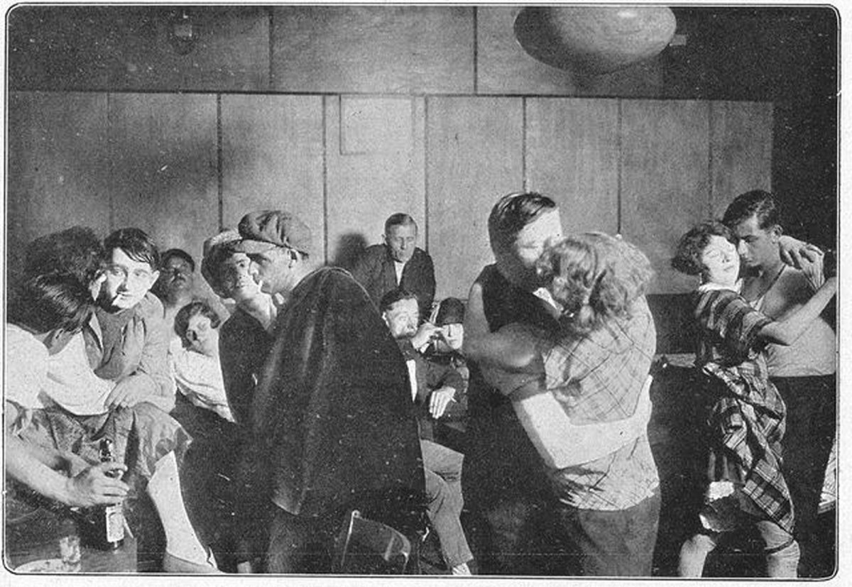 Photo of Berlin Kneipe Schönhauser Tor (1927).